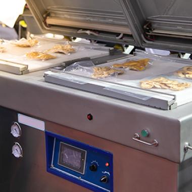 Vacuum heat sealing machine for food package