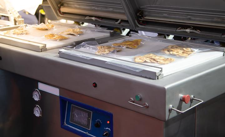 Vacuum heat sealing machine for food package