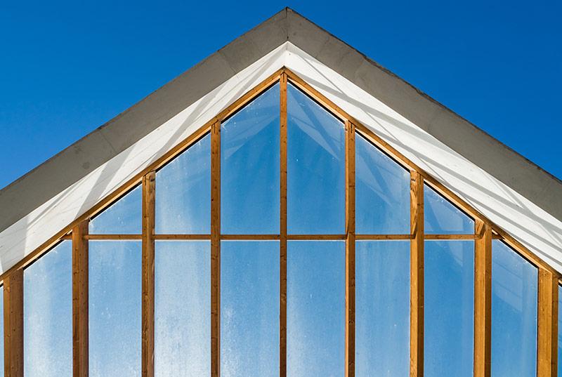 Side view of a roof with large glass facade in lightweight construction