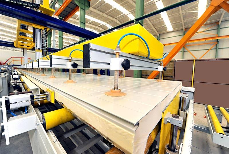 Production of cut sandwich panels.